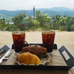 피드에 업로드 된 이미지