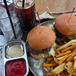 피드에 업로드 된 이미지